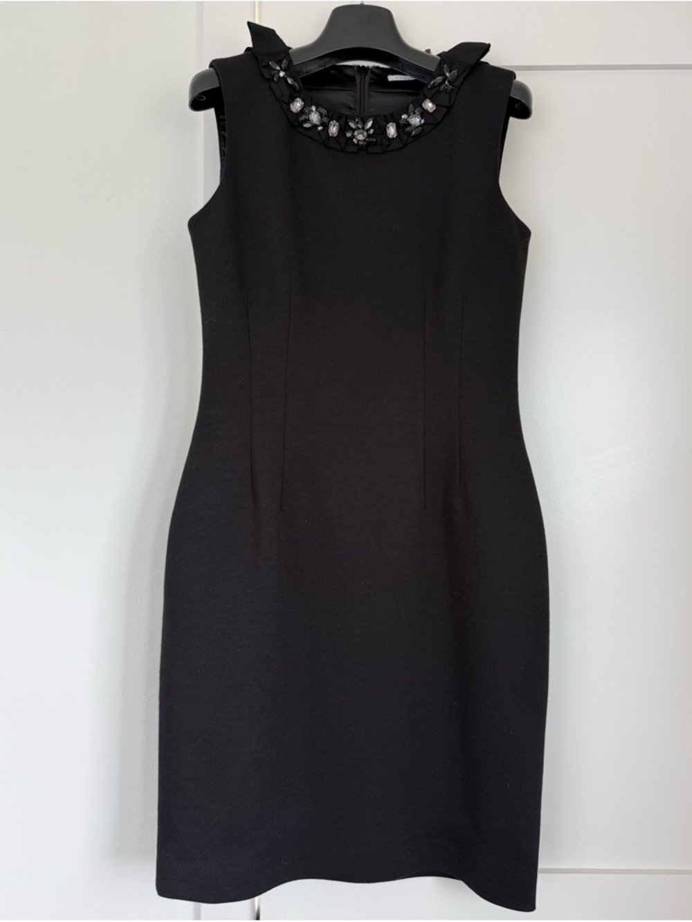 T Tahari Sleeveless Black Jewel-Neck Sheath Dress